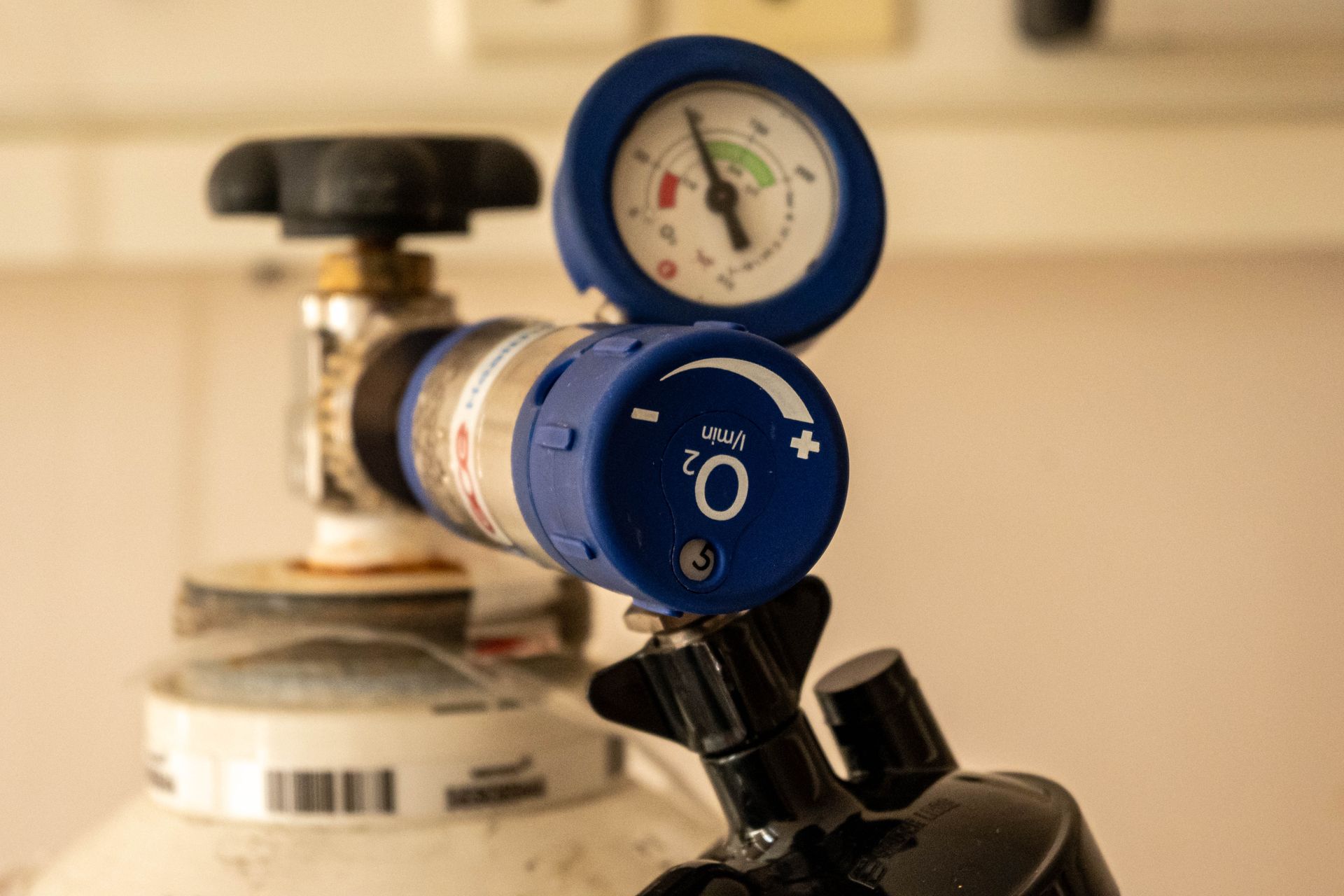 Oxygen cylinder pressure gauge