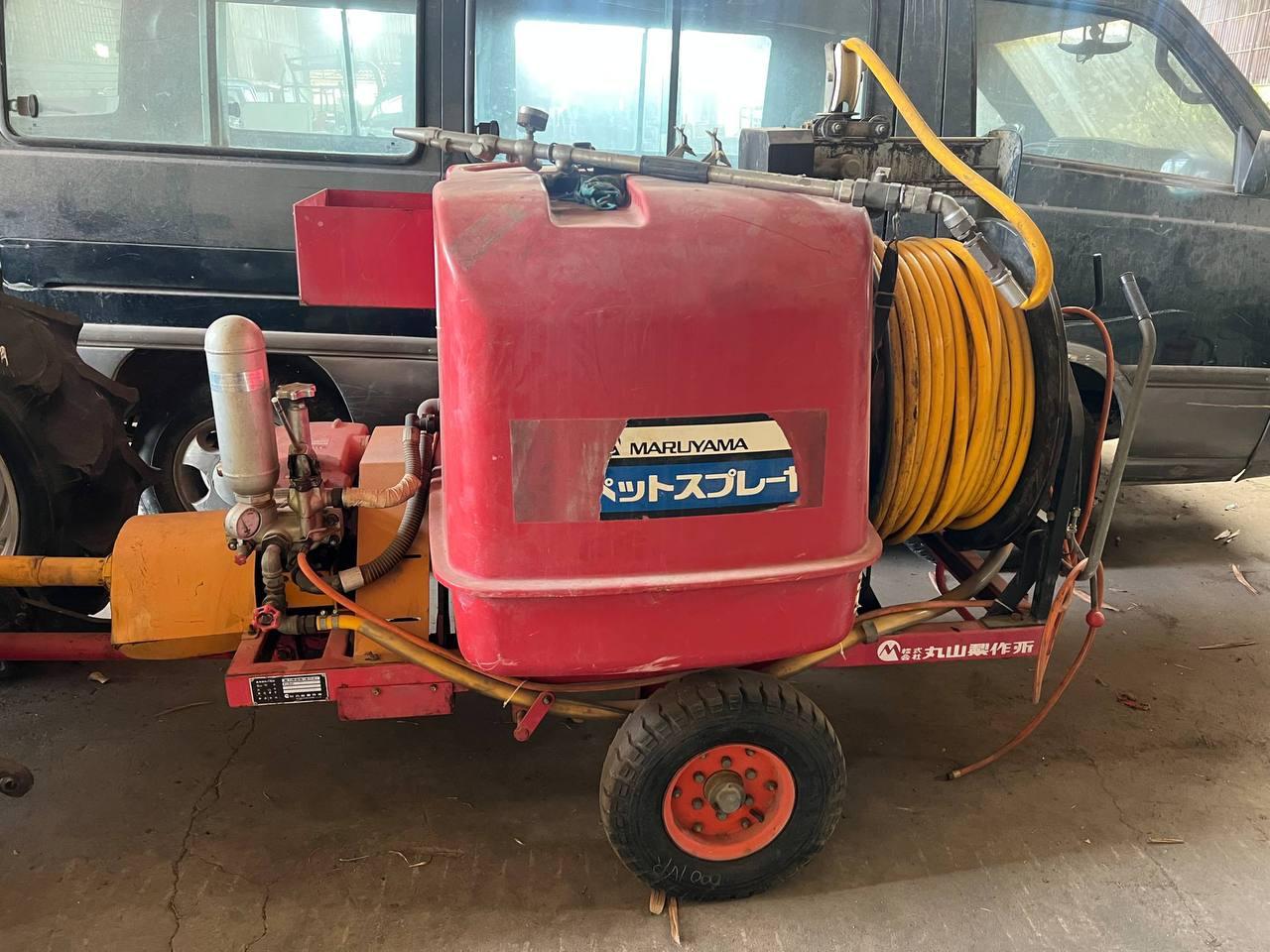 ធុងបាញ់ថ្នាំបំពាក់ជាមួយត្រាក់ទ័រ Maruyama